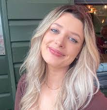 Alicia Pinder's Instagram, Twitter & Facebook