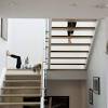 Rumah dengan konsep minimalis bisa menerapkan desain tangga satu ini. 1