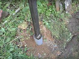Ukur jarak antar tiang kolom penggalian pondasi tiang pagar beton Kami Menetapkan Tiang Pagar Selama Berabad Abad