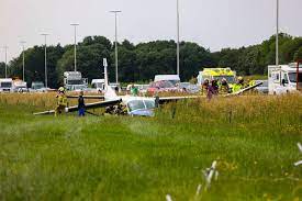 Het toestel ligt met een vleugel op de vangrail van de snelweg. Axg49hrc2wvcm