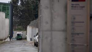 Durante esta tarde, en la comuna de puerto montt, se entregó el presunto autor del homicidio del concejal electo de llanquihue, richard barría, quien fue encontrado muerto en su casa. Ey1tfopzisfibm