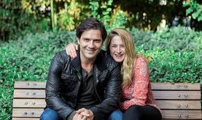 Canan ergüder, üsküdar amerikan lisesi'nden mezun olduktan sonra franklin and marshall college'da sosyoloji ve tiyatro okudu. Canan Erguder Kimdir Guncel Canan Erguder Haberleri