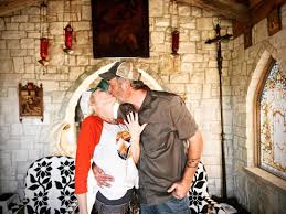 Blake shelton had a new home built for him and his wife gwen stefani. Gwen Stefani And Blake Shelton S Wedding Ring And Engagement Details And News