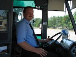 Kierowcą autobusu jest osoba, która posiada uprawnienia do prowadzenia pojazdów samochodowych. Kierowca Autobusu Home Facebook