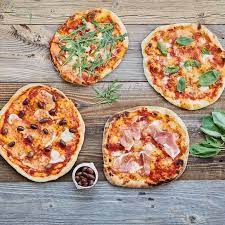 low carb pizza mit tomaten oliven und rucola rezept pizza teig italienischer pizzateig original italienischer pizzateig