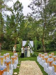 Untuk tempatnya kamu bisa menggunakan kebun kota atau halaman rumah sebagai venue pesta agar bisa lebih memangkas biaya. Pernikahan Outdoor Tema Kebun Ini Bisa Bikin Nikahanmu Lebih Hemat Coba Yuk