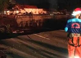 Kerja borongan dibawa pulang tangerang; Ada Korban Jalan Gubeng Amblas Alat Berat Dan Mobil Sampai Terkubur Semua Halaman Gridoto Com