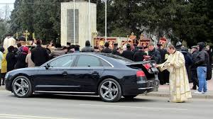 VIDEO // Cu ușile mașinii deschise și sunete de clopote în boxe! Așa  tămâiază localitatea preoții din Căușeni – BreakingNews