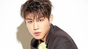 Foto alika dan woo jin tentu saja menerbitkan rasa iri di hari para penggemar rapper wanna one ini. Wanna One S Park Woo Jin S Fans Donate To Children With Leukemia For His Graduation Soompi