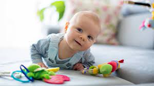 Wenn es fünf kilo wiegt, dann sollten es im verlauf wie viel säuglingsnahrung ihr baby braucht, hängt nicht nur vom gewicht, sondern auch vom alter ab. Herumdrehen Beim Baby Wann Beginnt Das Kind Sich Zu Rollen
