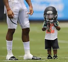 18 Adorable Photos Of Nfl Players With Their Kids At Training Camp Nfl Players Fantasy Football Humor Football Helmets