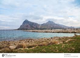 San vito lo capo ist ein auch für sizilianer beliebter badeort an der nordküste. Blick Auf San Vito Lo Capo In Sizilien Im Hintergrund Der Monte Monaco Mit Einer Hohe Von 532m Ein Lizenzfreies Stock Foto Von Photocase