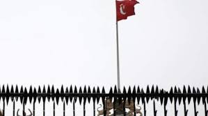 Bandera tamaño grande 550x367 píxeles. Un Hombre Pone La Bandera Turca En El Consulado Holandes Al Grito De Ala Es El Mas Grande