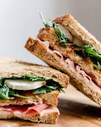 Heure Du Dej Sandwich Jambon Chutney De Figues Chevre Et Salade Bon Appetit Chevre Takeaway Food Sandwiches