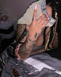Swaybreezy Menina Com Armas Menina Bandida Gangster Menina Papel de parede adesivo lavável cubos de madeira 3 metros. menina bandida