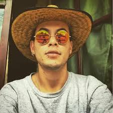 No vine a hablar de mas ama, no mucho menos Pero ni se de mi, de mi esperan  consejos No se me da juzgar y sin tener complejos Me subi a este