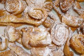 Per assaporarne croccantezza e fragranza, è consigliabile friggere i vostri ravioli dolci e consumarli caldi al momento. Domenica Di Carnevale In Compagnia Delle Tagliatelle Dolci Fritte Due Teste E Quattro Fornelli