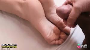 我射在她的学生脚上- EPORNER