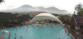 Kolam Renang Utama Dengan Bekgron Gunung Guntur Picture Of Kampung Sumber Alam Garut Tripadvisor