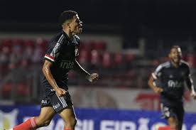 Marlon freitas, willian maranhão e joão paulo; Sao Paulo Vence Atletico Go E Sobe Para Terceiro No Brasileirao Rcia Araraquara