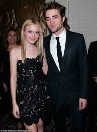Robert douglas thomas pattinson (born 13 may 1986) is an english actor. Robert Pattinson Freundin Vermogen Grosse Tattoo Herkunft 2021 Taddlr
