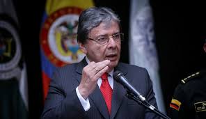 Colombianos, con profundo dolor y tristeza he recibido la noticia del fallecimiento de nuestro ministro de defensa, carlos holmes trijillo, dijo el presidente duque en una declaración al país en la que señaló que el funcionario murió en la madrugada de hoy luego de complicaciones en su salud. Por Covid Murio Carlos Holmes Trujillo Fallecio Carlos Holmes Trujillo Ministro De Defensa Nacional Caracol Radio
