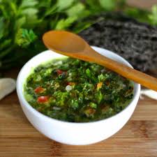 Conocemos la salsa chimichurri principalmente como argentina, pero también es muy popular en uruguay y paraguay para sazonar, entre otros condumios, los magníficos asados que consumen por esas. Argentina Salsa Chimichurri Ricetta Semplice E Salutare
