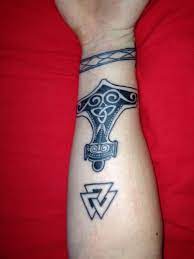 Il améliore la qualité de tous les hommes, donne le pouvoir sur les. Tattoo 110 Des Meilleures Idees De Tatouage Viking Tendances 2020