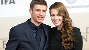 Er ist kein superdribbler und kein supertechniker. Thomas Muller Und Lisa Muller Horror Diagnose Bein Amputation War Unumganglich News De