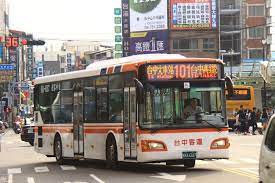 台中客運使用弘鉅車體的HS8JRVL-UTF，最主要特徵是採用了新法規要求的可開啟的推拉窗作緊急逃生出口。 | Bus Focus
