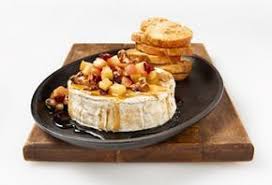 Brie Au Sirop D Erable Aux Pommes Et Aux Noix Recette Erable Fromage Food Brie Recipes Recipes