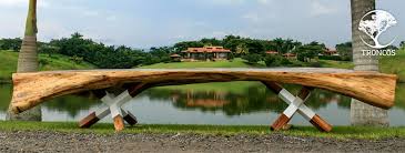 Bonita lámpara de mesa de estilo rústico hecha con un irregular tronco de madera de acacia de acabado completamente natural. Troncos Publicaciones Facebook