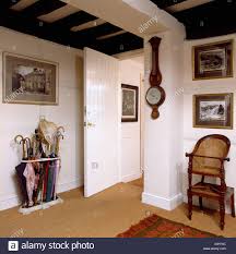 Sisalstufe zum montieren an der wand zur nutzung der wandfläche und um verbindungen zu catwalks, wandliegen etc zu schaffen. Weisse Hauschen Halle Mit Barometer Auf Wand Und Antik Babystuhl Auf Sisal Teppich Stockfotografie Alamy