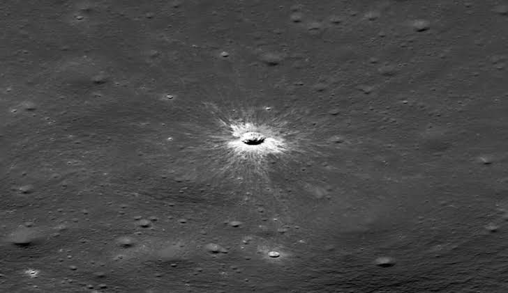 Luna Un nuevo cráter del siglo para la Luna - Cité de l'espace