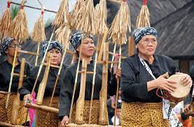 Daerah yang didiami oleh suku sunda disebut tatar sunda atau berpindah dari asal usul mengenai suku sunda, maka dalam makalah ini akan diulas tentang arsitektur rumah tradisional dari suku sunda yang. Mau Tahu Kebudayaan Adat Suku Sunda Ini Penjelasannya Sultantv Co