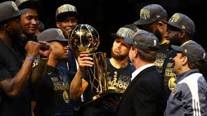 2018 年度 nba finals 開賽倒數不到 24 小時，warriors 與 cavaliers 兩隊的「勇騎大戰」雖然連續上演四年，但相信仍會是 但在今年預測結果則是呈現一面倒的結果，24 位專家一致投給 warriros，並共有 15 位專家認為總冠軍賽將以 5 場作結。 2018å¹´ Nbaæ€»å†³èµ› é‡'å·žå‹‡å£« å† å†›é¢„è§ˆ 10wallpaper Com