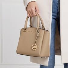 Messenger bags and backpacks keep your hands free and your belongings secure with special laptop and tablet pockets. Michael Kors Taschen Sale Handtaschen Reduziert Bis Zu 42