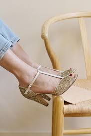 Des chaussures dorées pour la mariée ! Mariage Soldes Anniel Salomes Pailletees