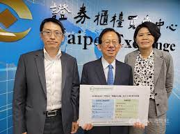 1、可口可乐要涨价!贸易战已发 物价即将横飞； 2、假疫苗董事长儿媳移民加拿大，高调炫富； 3、列治文丛林起火处 警方发现起火点游民遗留弹药； 4、加拿大海归卷270亿跑路 总统套房泄了秘； 5、卑诗省squamish殊附近有女子溺毙. H3pv8gxma3f Nm