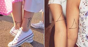 Ma soeur cadette aime jardiner, elle adore les fleurs. 11 Jolies Idees De Tatouages Entre Soeurs