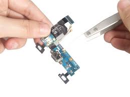 I have a samsung s5 & when i plug the phone in to charge every few seconds my screen lights up then turns off. Samsung Galaxy S5 Mini Daughterboard Replacement Ifixit Repair Guide