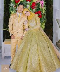 Baju kahwin preloved • warna red purple • baju l/p • free veil • saiz dada p 36 , dada l 44 ( baju ne bole alter sndiri ya tplg mau ksi kecik or ksi besar ) • baju mau jual sbb nd jd pkai wrna ne chat seja klau mau sbb bju ne stu set seja rugi nd grab. Bahagianya Izreen Ude Bersanding 3 Kali Tukar Baju Pengantin Sakan Sungguh Gempak