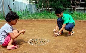 Both adults and children can play the game. 5 Traditional Games Played By Singaporean Families In The Kampong Before The Internet Took Over
