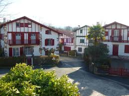Visiter Ainhoa Un Petit Village Au Coeur Du Pays Basque Belette Rousse Pays Basque Maison Basque Basque