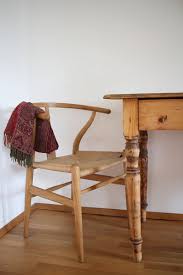 The chair features a bentwood armrest and a paper cord rope seat in an woven envelope pattern. Wishbone Chair Unsere Kuchenecke Mit Dem Klassiker