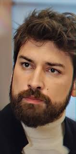 Alp navruz es uno de los actores turcos más polifacéticos que hay, pues, no solo siente interés y pasión por la actuación, sino que también, siente pasión por escribir historias y poemas, que sueña. On Twitter Alpnavruz Zumruduanka