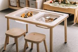 Cada Vez Son Mas Los Padres Que Buscan Un Entorno En Sus Hogares Que Fomente Los Principios Basicos De La Filosofia Mon In 2020 Preschool Furniture Table Sensory Table