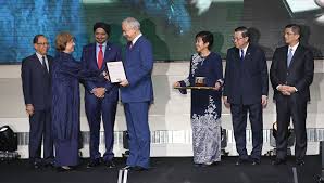 Zeti akhtar binti ungku abdul aziz menjadi wanita pertama menyandang jawatan paling terkemuka dalam dunia perbankan negara iaitu gabenor bank negara malaysia. Honouring Excellence In Islamic Finance The 2018 Royal Award Recipient Tan Sri Dr Zeti Akhtar Aziz Steemit