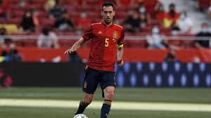 Sergio busquets and andres iniesta of fc barcelona hold up the trophy after winning the copa del rey final between fc barcelona and deportivo alaves. Spain S Euro 2020 Plans Disrupted After Sergio Busquets Tests Positive For Covid 19