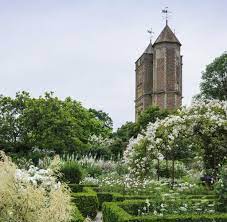 Sie hat sinssinghurst zu einem muss aller gemacht, die englische gartenkunst lieben. Sissinghurst Ein Junger Gartner Rettet Englands Beruhmtesten Garten Welt
